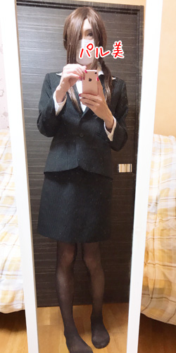 OL風スーツを着た女装男子1