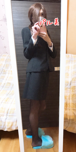 OL風スーツを着た女装男子2
